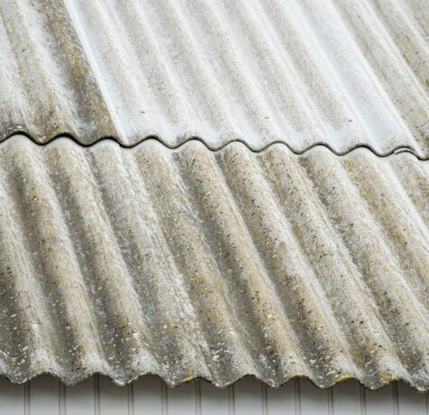 ancienne-toiture-ardoise-ondulee-texture-vieille-ardoise-toit-appentis-recouvert-vieilles-feuilles-amiante