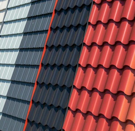 Différents types de tuiles de toit en couleur