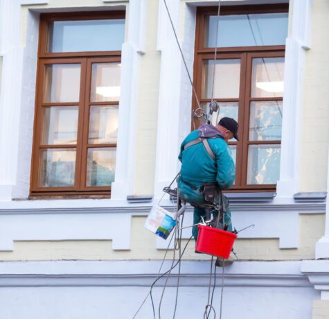 Laveur de vitres suspendu à un bâtiment.