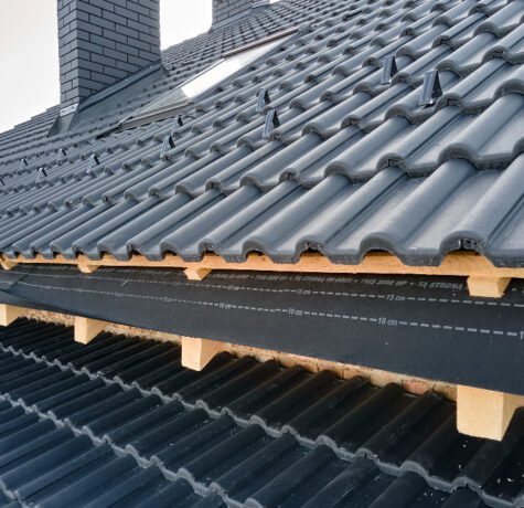 Toiture en tuiles noires sur une maison.