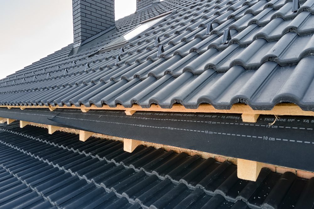 Toiture en tuiles noires sur une maison.