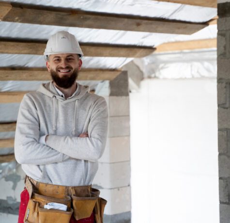 Homme souriant, ouvrier en bâtiment, chantier construction.
