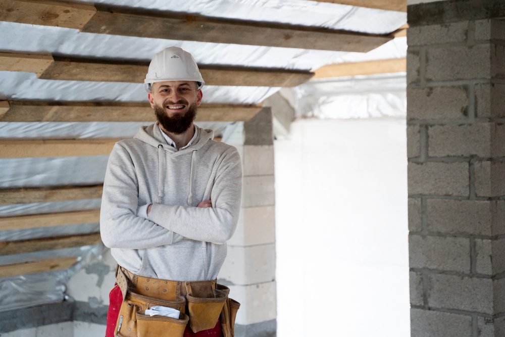 Homme souriant, ouvrier en bâtiment, chantier construction.
