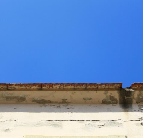 Façade de bâtiment sous ciel bleu clair.