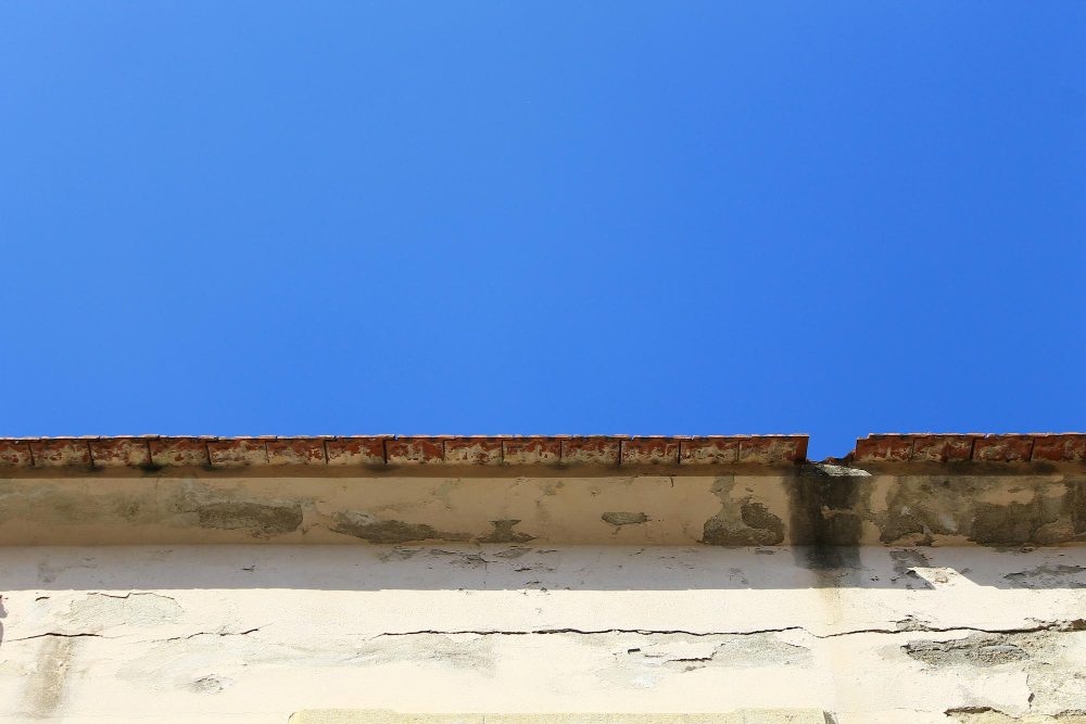 Façade de bâtiment sous ciel bleu clair.
