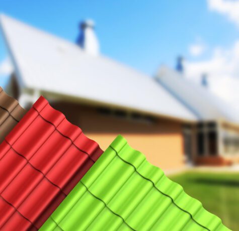 Tuiles colorées devant une maison moderne