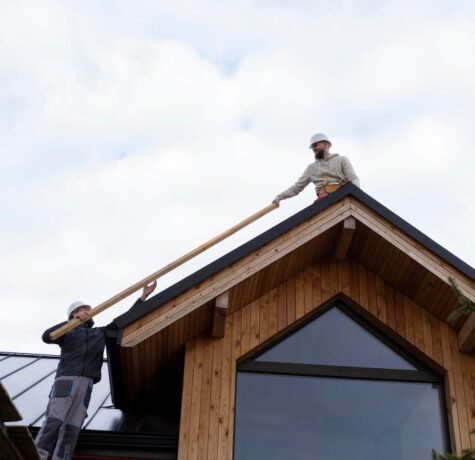 Travailleurs sur un toit en bois, sécurité assurée.