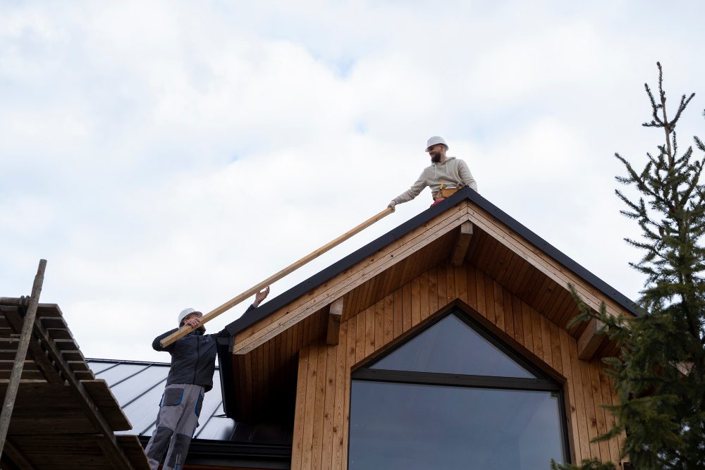 Travailleurs sur un toit en bois, sécurité assurée.