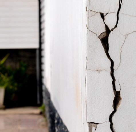 Fissure sur mur extérieur blanc