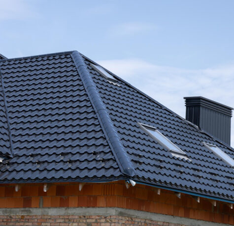 Toiture en tuiles métalliques avec fenêtres de toit