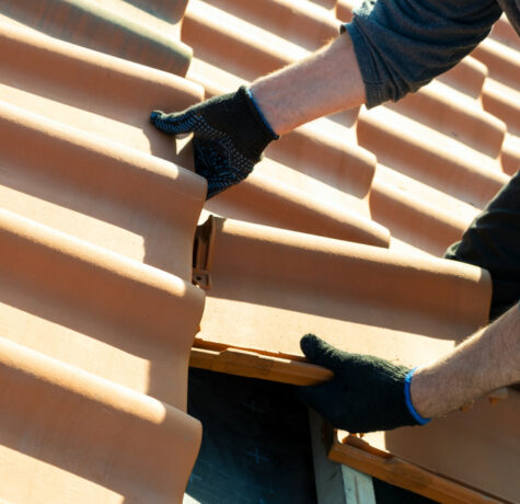 renovation toiture couvreur pose des tuiles