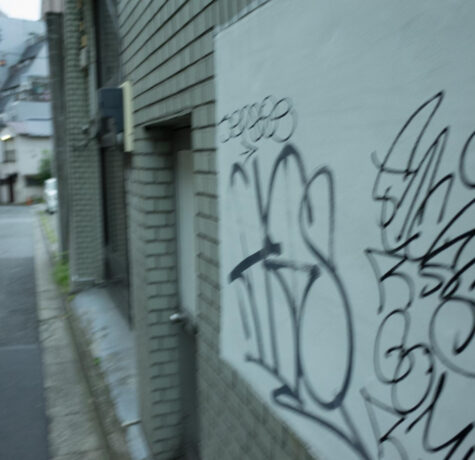 graffitis sur façade maison
