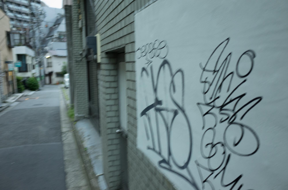 graffitis sur façade maison